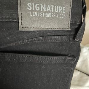 Skinny leg black signature Levi status’s jeans